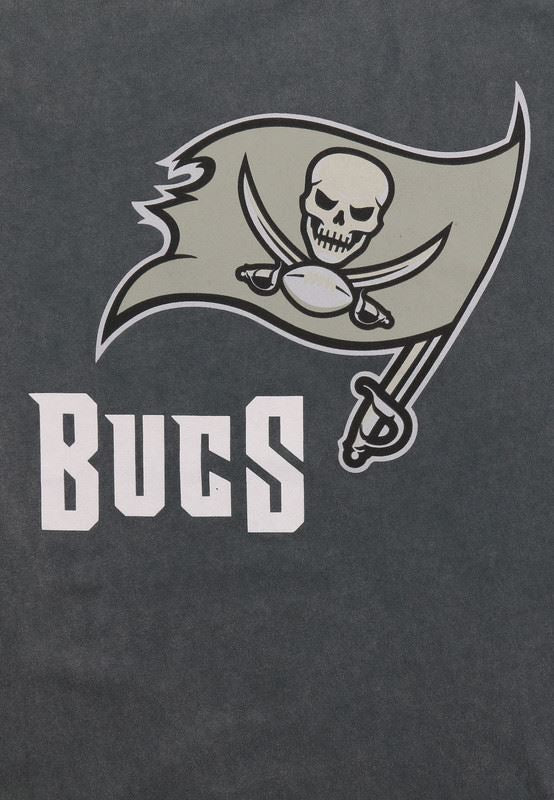 Recovered Men's NFL Tampa Bay Buccaneers (BUCCS) T-Shirt - Washed Black